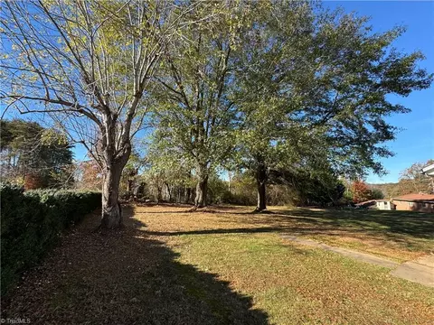 132 Benge Dr, Elkin, NC 28621 photo 2