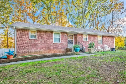 4818 Selwyn Dr, Winston Salem, NC 27104