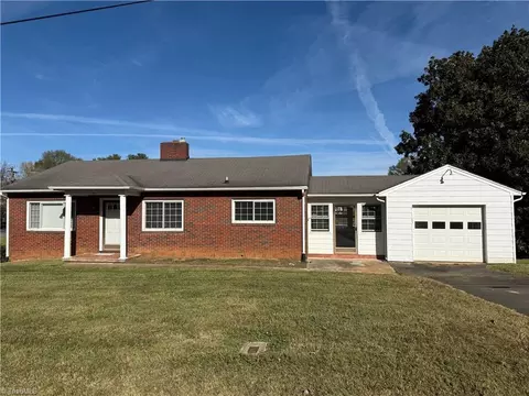 105 Hill St, King, NC 27021