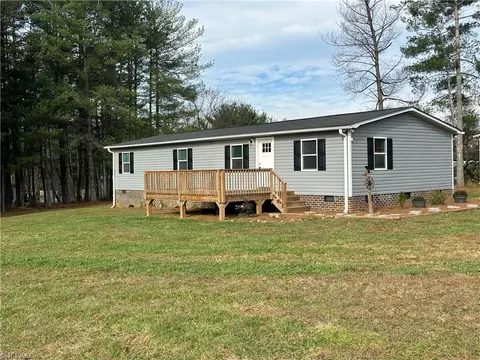 2140 Willow Creek Ct, Pinnacle, NC 27043