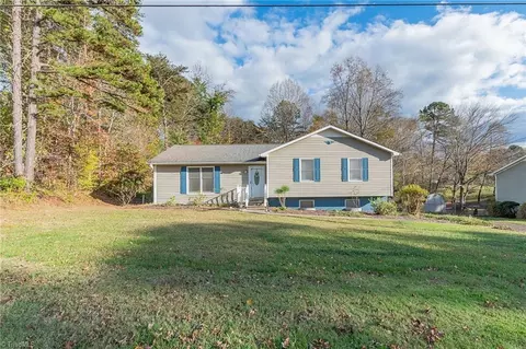 Exterior - 6927 Hampton Rd, Clemmons, NC 27012 photo 2 of 8