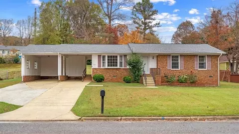 4220 Chateau Dr, Greensboro, NC 27407