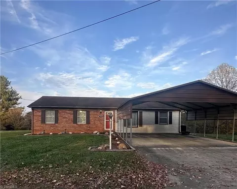 378 Oakgrove Ext N, Millers Creek, NC 28651