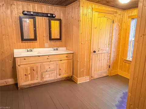 Bath - 105 Dodson St, Pilot Mountain, NC 27041 photo 4 of 7