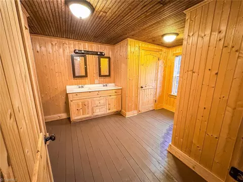 Bath - 105 Dodson St, Pilot Mountain, NC 27041 photo 5 of 7