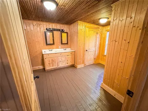 Bath - 105 Dodson St, Pilot Mountain, NC 27041 photo 3 of 7