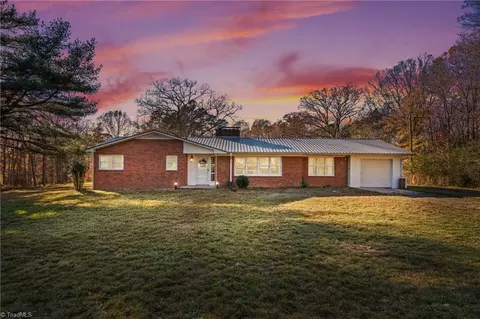 3072 Piney Mountain Rd, Walnut Cove, NC 27052