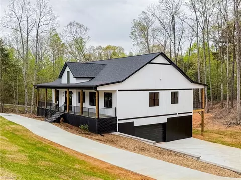 355 Knollcrest Dr, Pinnacle, NC 27043