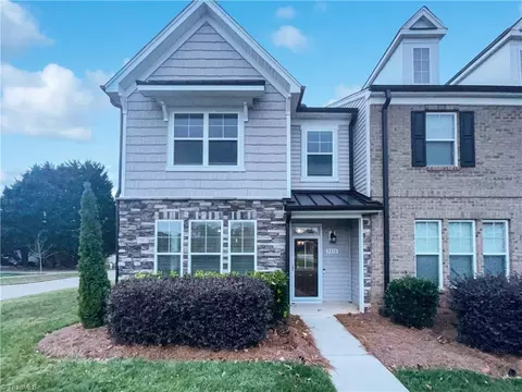 5810 Crestlawn Ct, Pfafftown, NC 27040