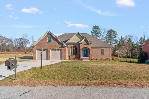 240 Ashbrook Rd, Thomasville, NC 27360