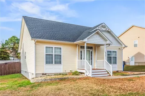 425 Creekview Dr, Kernersville, NC 27284