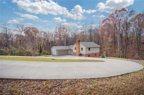 160 Overlook Dr, Thomasville, NC 27360