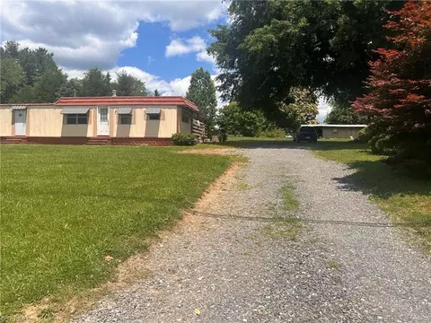 6389 Westfield Rd, Mount Airy, NC 27030