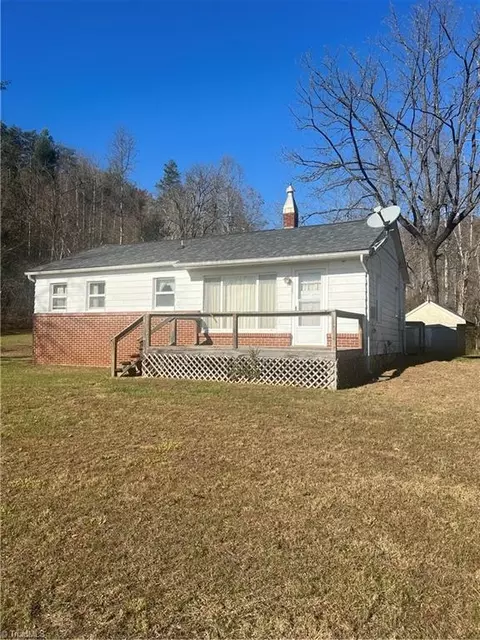 225 Buggie Rd, Purlear, NC 28665