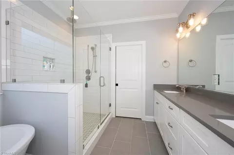 Bath - 2712 Bartlett Ln, Clemmons, NC 27012 photo 2 of 4