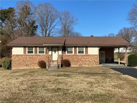 520 Devon Dr E, Mount Airy, NC 27030