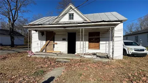 318 Thompson St, Thomasville, NC 27360