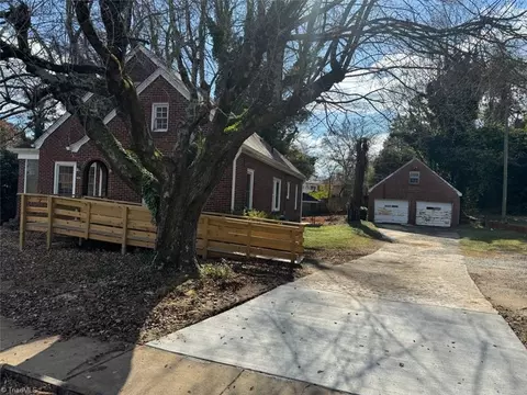 906 Circle Dr, High Point, NC 27262 photo 2