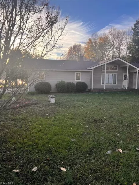 708 Lakeview Dr, Thomasville, NC 27360