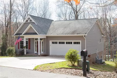 389 Lakepoint Dr, Wilkesboro, NC 28697