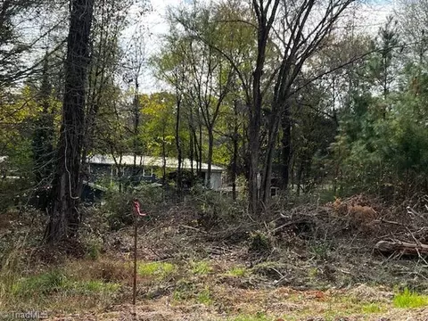 1213 Hillcrest Dr, Thomasville, NC 27360