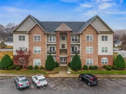 7025 Hanesbrook Cir #301, Clemmons, NC 27012