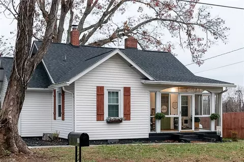 118 End Dr W, Mount Airy, NC 27030