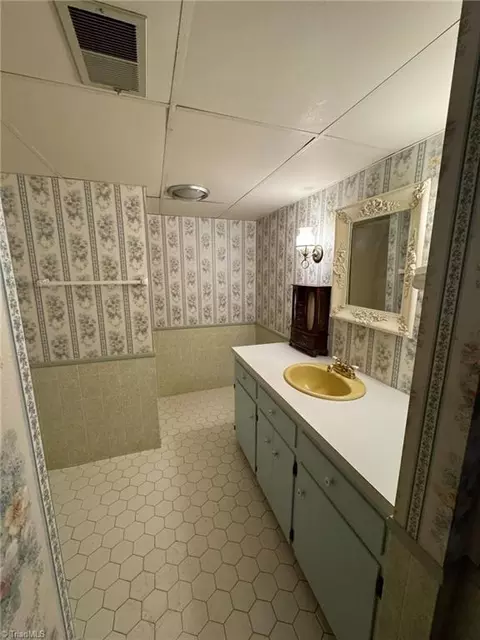 Bath - 152 Manor Ridge Rd E, Elkin, NC 28621 photo 3 of 4