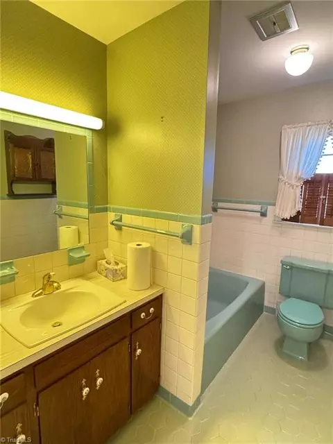 Bath - 152 Manor Ridge Rd E, Elkin, NC 28621 photo 1 of 4