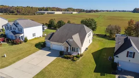 906 Leach Ave, Thomasville, NC 27360