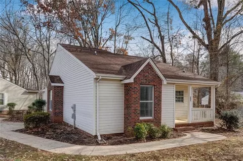 720 Meadowgreen Village Dr, Eden, NC 27288