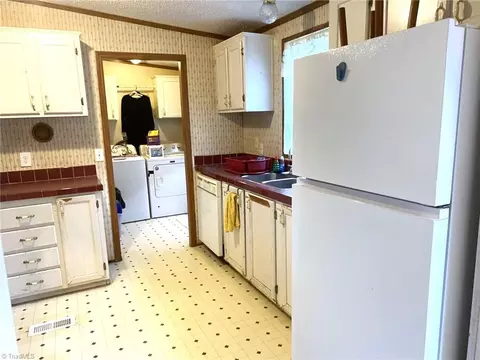 1642 Boiling Springs Rd, Purlear, NC 28665 photo 5