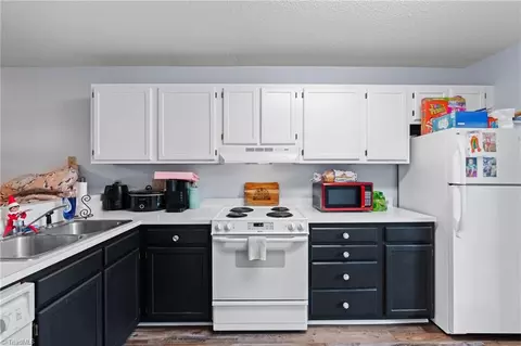 Kitchen - 606 English Ct, Trinity, NC 27370 photo 2 of 4
