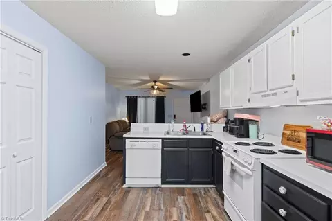 Entry Way - 606 English Ct, Trinity, NC 27370 photo 2 of 3