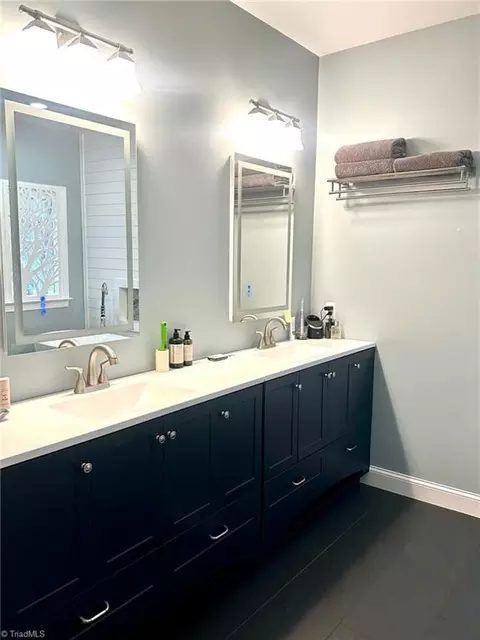 Bath - 2500 Midview Dr, High Point, NC 27265 photo 2 of 3