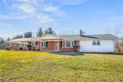 3017 Mountain Rd, Walnut Cove, NC 27052