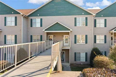 226 Lola Ln #204, Pilot Mountain, NC 27041