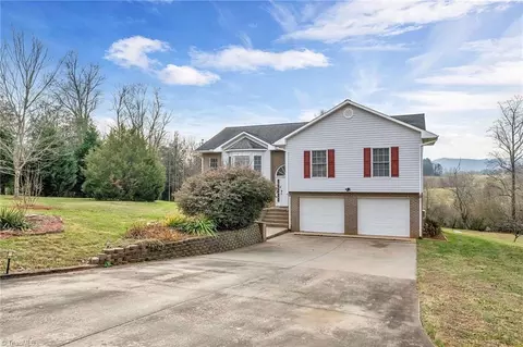 171 Mountain Meadows Ln, Purlear, NC 28665 photo 3