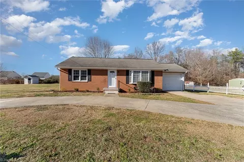 8 Forest Hill Rd, Lexington, NC 27295