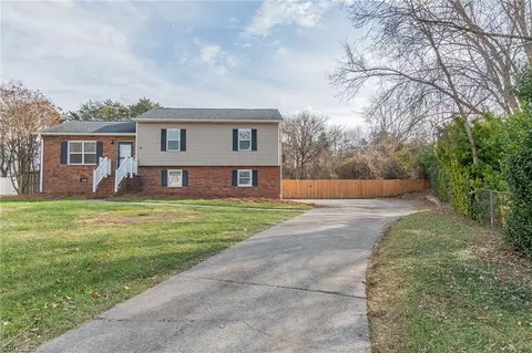 5205 Bienard Ct, Walkertown, NC 27051