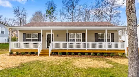 102 Falling Creek Dr, Thomasville, NC 27360