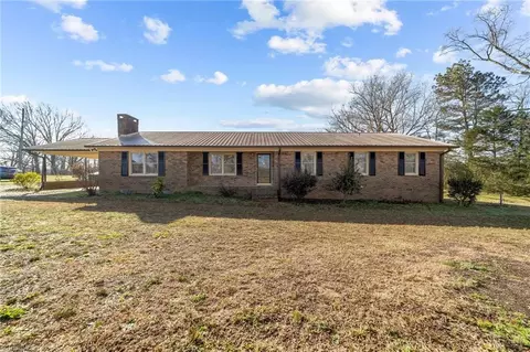 1828 Nc Highway 705 S, Seagrove, NC 27341