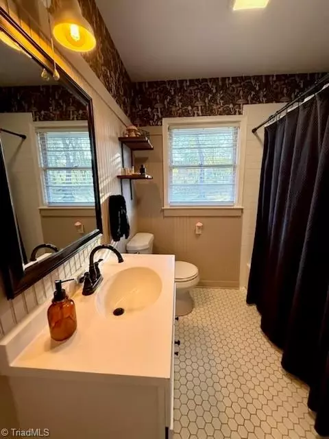 Bath - 707 Rockspring Rd, High Point, NC 27262 photo 1 of 2