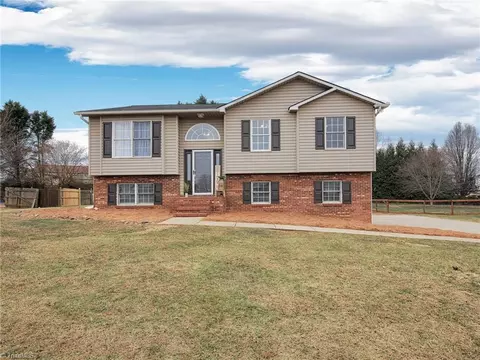 216 Pierce Ln, Yadkinville, NC 27055