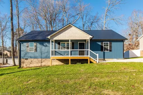718 Dillon St, Thomasville, NC 27360