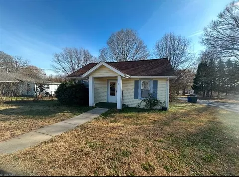301 7th Ave N, Mayodan, NC 27027