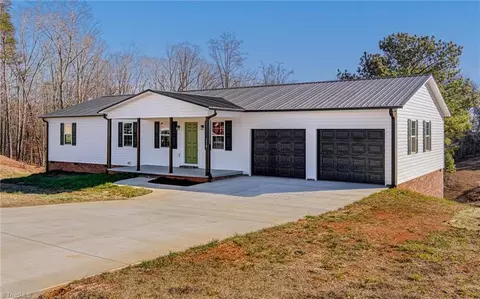 1116 Mahaney Ln, Yadkinville, NC 27055
