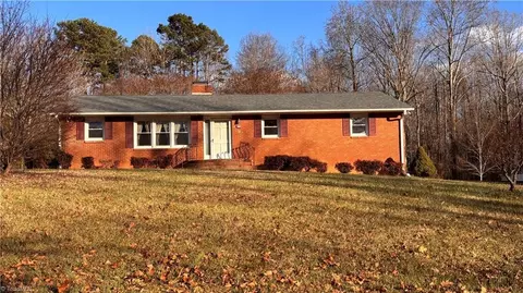 4801 Candlelight Dr, Winston Salem, NC 27107