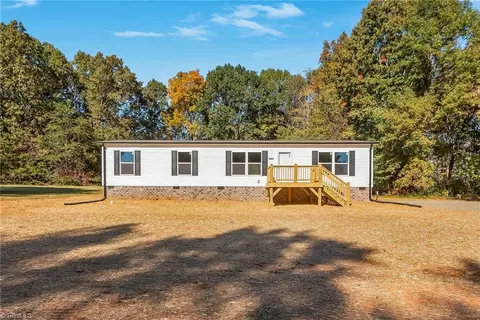 1059 Sharpe Ln, Hiddenite, NC 28636