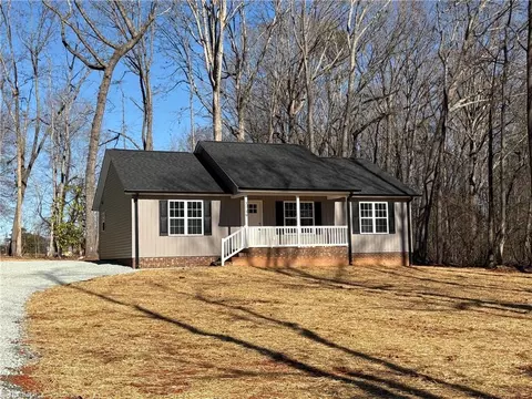 2719 Tanglewood Ln, Asheboro, NC 27205